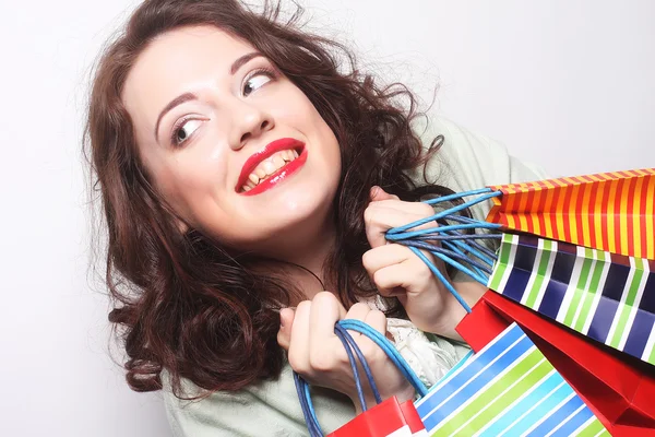 Hermosa mujer joven con bolsas de compras de colores — Foto de Stock