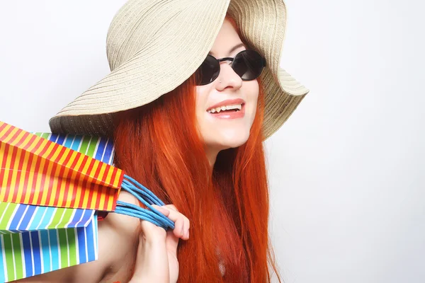 Redhair shopping woman wearing sunglasses and hat — Stock Photo, Image