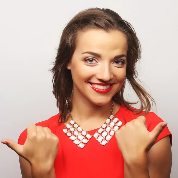 Jovem mulher feliz em vestido vermelho — Fotografia de Stock