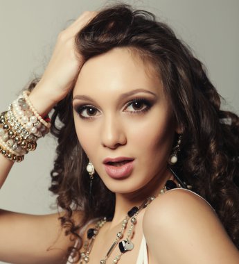 Kıvırcık saçlı genç manken.