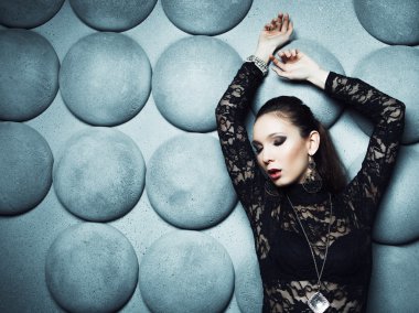 Modern arka plan üzerinde dans genç esmer kadın.