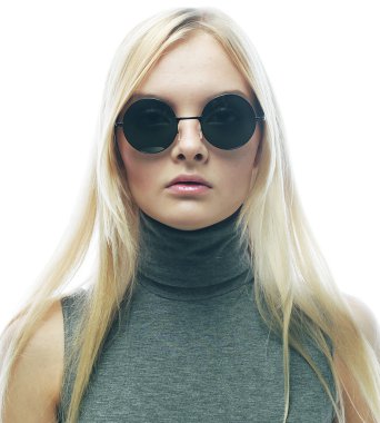 Güneş gözlüklü genç sarışın kadın.