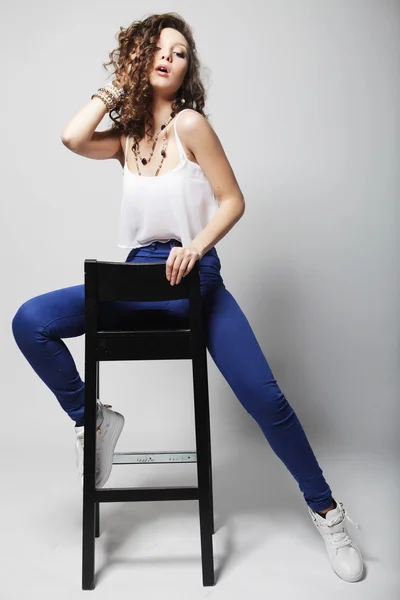 Junges Mode-Model sitzt auf Stuhl — Stockfoto