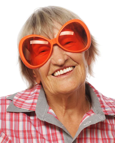 Senior mujer feliz con gafas de sol grandes haciendo acción funky — Foto de Stock