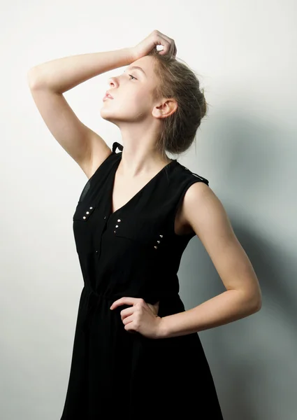 Moda młody blond kobieta w czarnej sukni — Zdjęcie stockowe