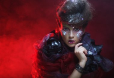 parlak fantezi genç kadınla makyaj