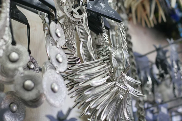 Zilveren sieraden in de winkel — Stockfoto
