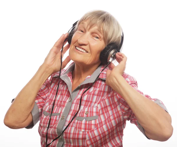 Portret starszej kobiety słuchającej muzyki — Zdjęcie stockowe
