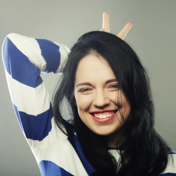 Mujer divertida haciendo señal de mano — Foto de Stock