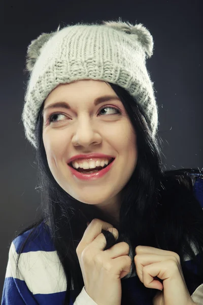 Νεαρή γυναίκα με αστείο χειμωνιάτικο καπέλο — Φωτογραφία Αρχείου