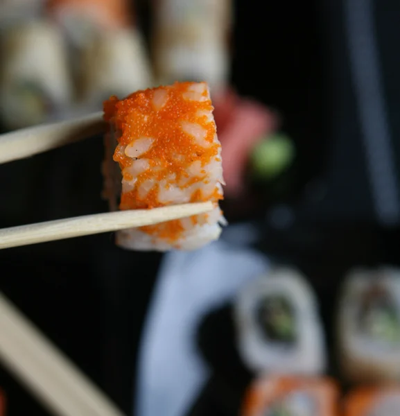 Sushi japonês na placa preta — Fotografia de Stock