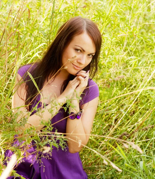 Jeune femme en plein air dans l'herbe en été — Photo