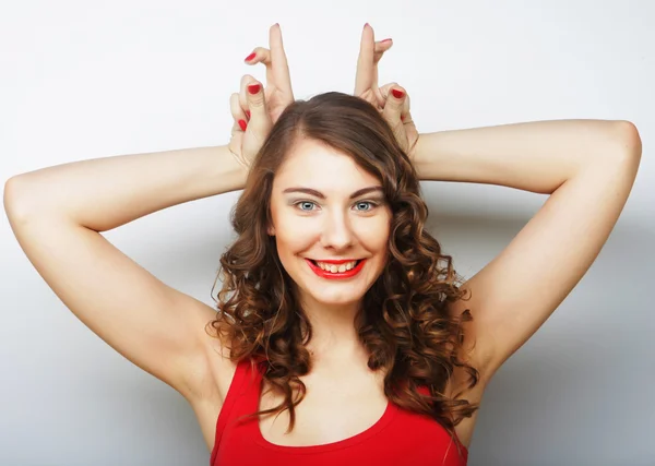Mujer divertida haciendo señal de mano —  Fotos de Stock