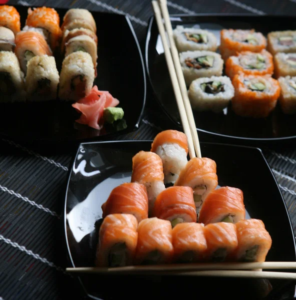 Japansk sushi på svart plåt — Stockfoto