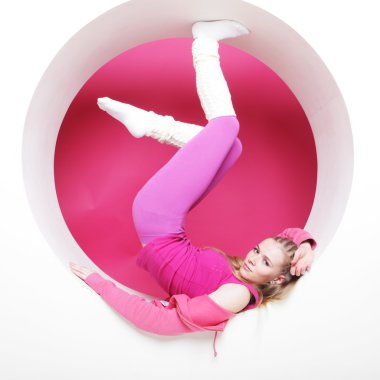 Sportif kadın pembe daire içinde poz