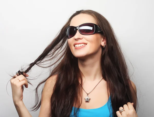 Mujer joven sorprendida usando gafas de sol . —  Fotos de Stock