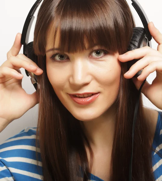 Joven mujer feliz con auriculares — Foto de Stock