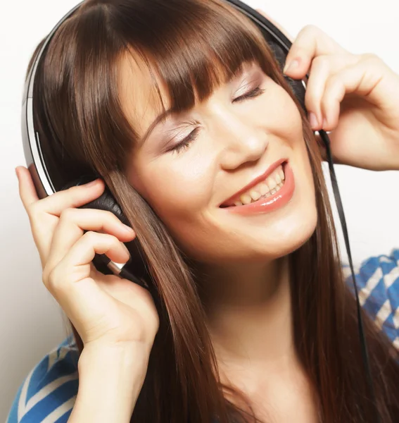 Jovem mulher feliz com fones de ouvido — Fotografia de Stock