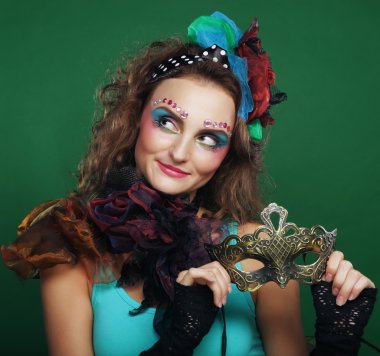 Maskeli güzel kızıl saçlı kadın..