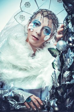 Kış güzeli kadın. Tatil makyajı.