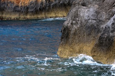 Zakynthos adasındaki mavi mağaralar