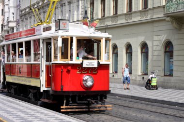 Prag'da eski Street kırmızı tramvay.