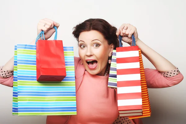 Hermosa mujer joven con bolsas de compras de colores —  Fotos de Stock