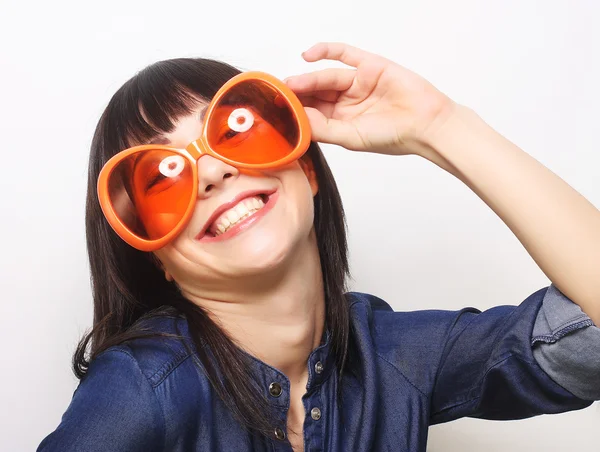 Νεαρή γυναίκα ευτυχισμένη με big πορτοκαλί γυαλιά ηλίου — Φωτογραφία Αρχείου