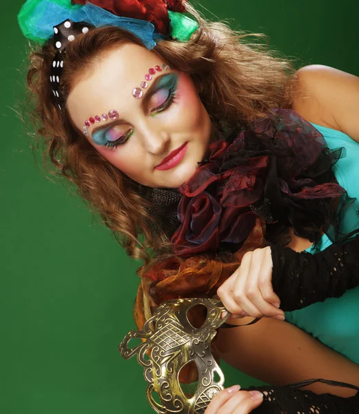 Maskeli güzel kızıl saçlı kadın..