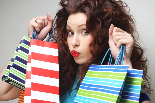 Hermosa mujer joven con bolsas de compras de colores — Foto de Stock