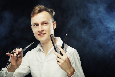 Kameraya bakarak genç t kuaförlük portresi