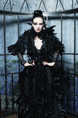 Moda model çelik kafes içinde poz fantezi elbise.