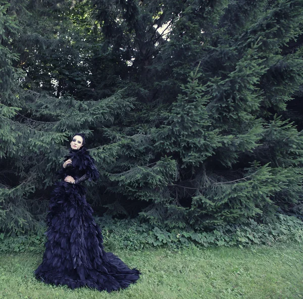 Dark Queen in park — Stock Photo, Image