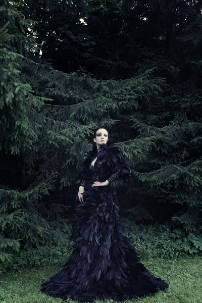 Dark Queen in park — Stock Photo, Image