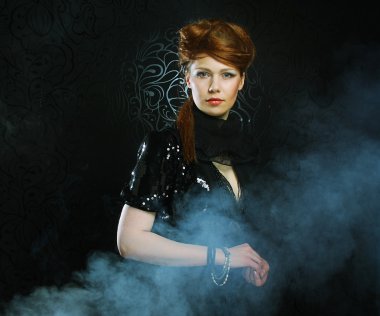 genç ve seksi bir kadın duman