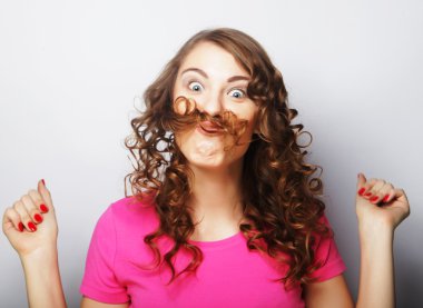 Güzel, genç, şaşkın kadın.