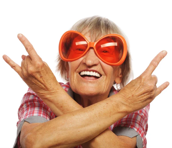 Seniorin mit großer Sonnenbrille — Stockfoto