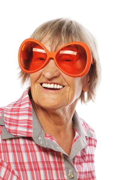 Seniorin mit großer Sonnenbrille — Stockfoto