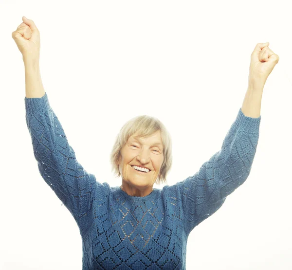 Wesoły kobieta starszy skrzyżowane zwycięstwo — Zdjęcie stockowe