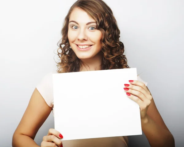 Mujer sosteniendo tarjeta en blanco — Foto de Stock