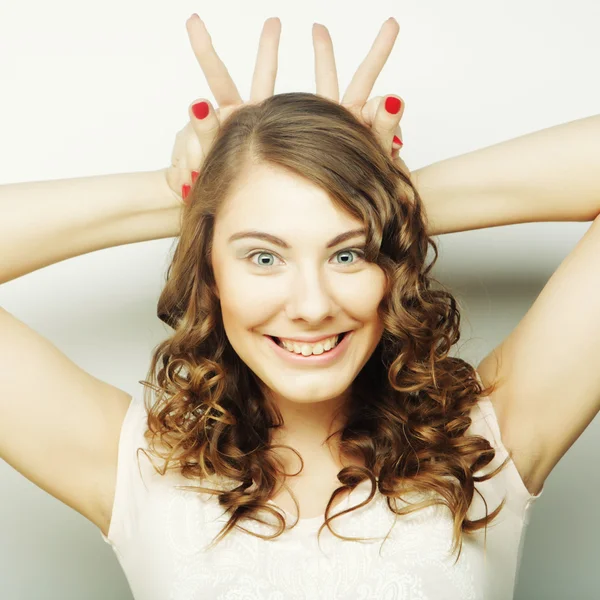 Mujer divertida haciendo señal de mano — Foto de Stock