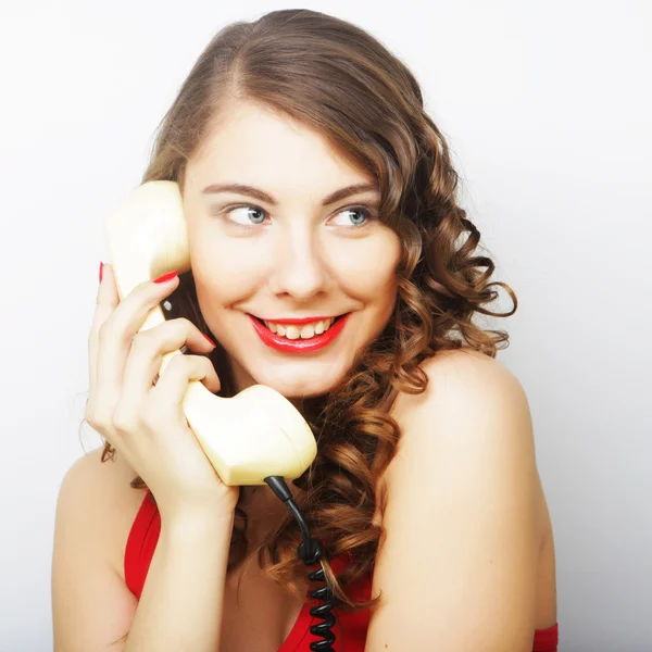 Mujer joven con teléfono vintage . —  Fotos de Stock