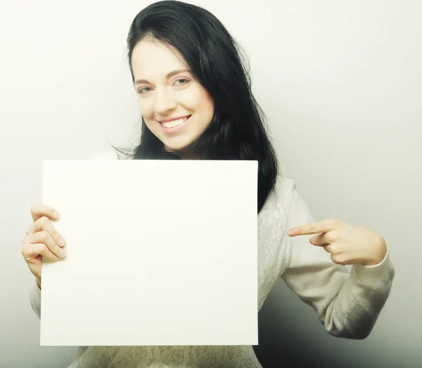 Jovem mulher feliz segurando sinal em branco — Fotografia de Stock