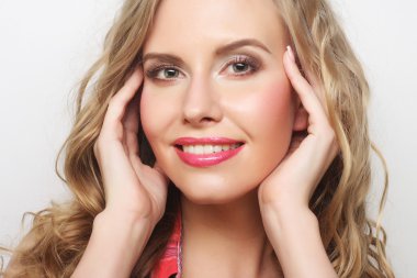 Genç, şehvetli sarışın kadın portresi..