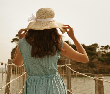 Genç kadın Köprüsü'nde. Yaz saati.