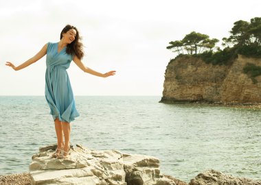 Mutlu kadın denize yakın poz