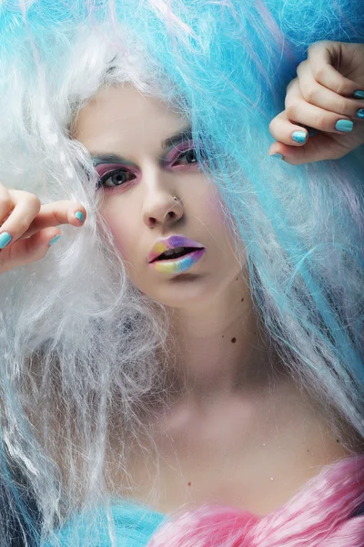 Mujer joven con maquillaje brillante y cabello creativo —  Fotos de Stock