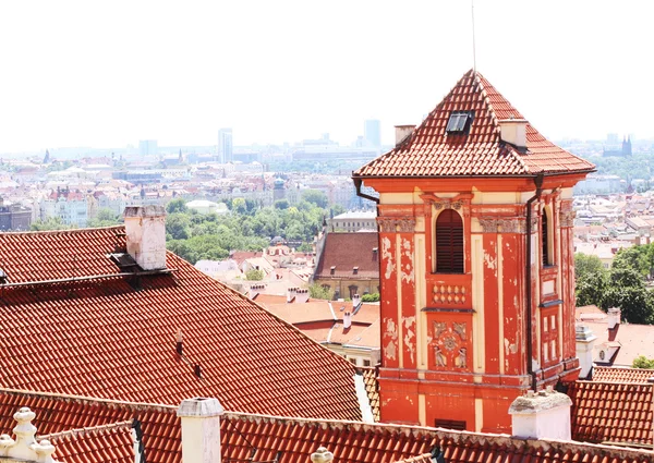 Domy z tradycyjnymi czerwonymi dachami w Pradze — Zdjęcie stockowe