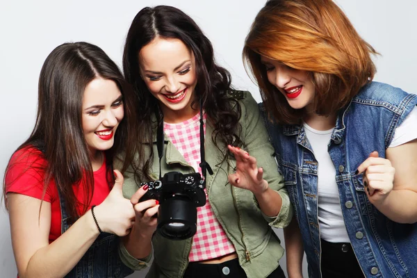 Tři dívky při pohledu na fotoaparát — Stock fotografie