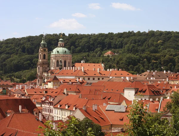 Casas com telhados vermelhos tradicionais em Praga — Fotografia de Stock